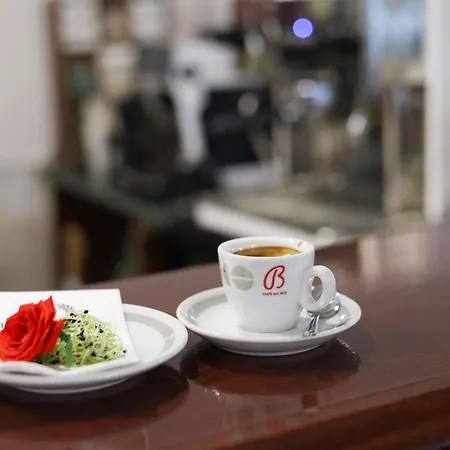 ホテル Elegant Lux 4*